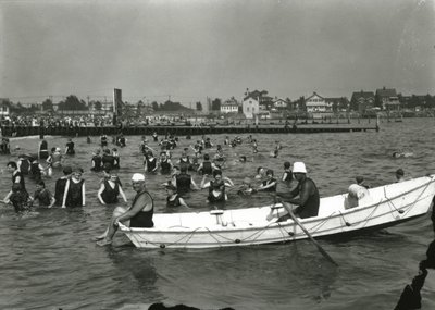 पानी में रौबोट और तैराक, कोनी द्वीप, c.1910-21 द्वारा विलियम डेविस हसलर