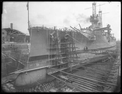 यूएसएस यूटा ब्रुकलिन नौसेना यार्ड में सूखी गोदी में, c.1912 द्वारा विलियम डेविस हसलर