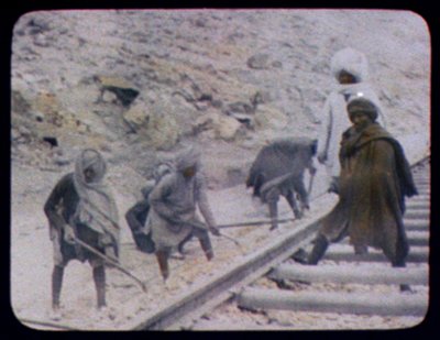 रेलवे लाइन का निर्माण करने वाले भारतीय श्रमिक, 1880 (हाथ से रंगीन फोटो) द्वारा विलियम हेनरी जैक्सन