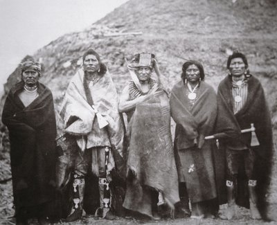 एक आदिवासी पृथ्वी लॉज के सामने पावनी लोग, c.1869 (b/w फोटो) द्वारा विलियम हेनरी जैक्सन