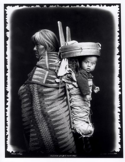 नाहाओ महिला अपनी पीठ पर एक पैपोज़ लेती हुई, c.1914 (bw photo) द्वारा विलियम बढ़ई