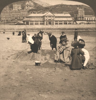 1894 में वेल्स के लैंदुड्नो समुद्र तट पर। द्वारा वर्क्स एंड सन स्कल्पचर स्टूडियो