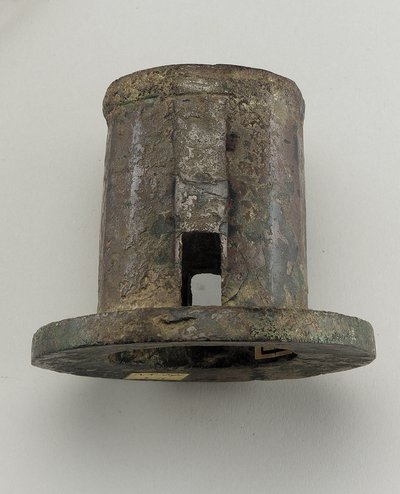रथ फिटिंग: एक्सल कैप (कांस्य) द्वारा झोउ राजवंश चीनी स्कूल