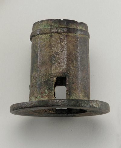 रथ फिटिंग: एक्सल कैप द्वारा Zhou Dynasty Chinese School
