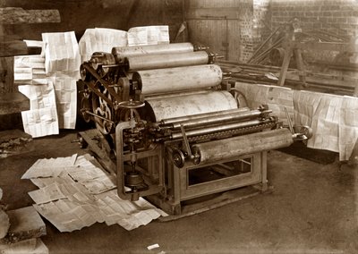 एक प्रिंटिंग प्रेस: अखबारों की छपाई के लिए रोटरी प्रेस, लगभग 1900 (बी/डब्ल्यू फोटो) द्वारा . .