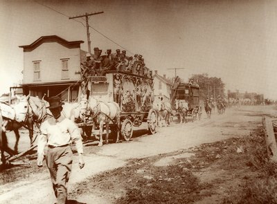 सर्कस टाउन आता है, c.1905(फोटो) द्वारा . .