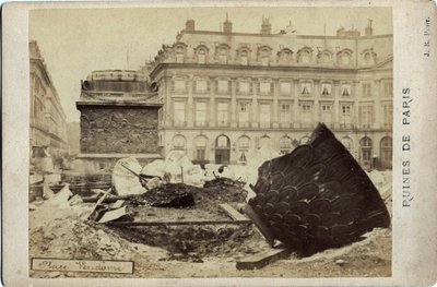 पेरिस का कम्यून (1871): पेरिस में प्लेस वेंडोम पर खंडहर। फोटोग्राफी 1871. आकार 16.5x10.8 सेमी द्वारा फ्रेडरिक (एटीआर) बरनार्ड