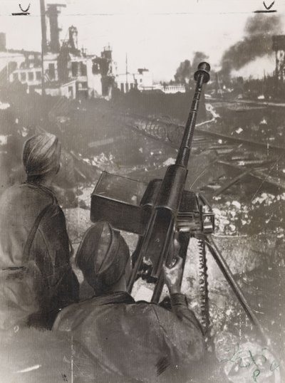 द्वितीय विश्व युद्ध (1939-1945): 1942 में स्टेलिनग्राद (रूस) की लड़ाई के दौरान एक रेलवे लाइन के पास एक कारखाने की रक्षा करते हुए दो रूसी टैंक रोधी (एंटी टैंक) गनर द्वारा फ्रेडरिक (एटीआर) बरनार्ड