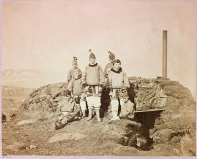 कैप्टन जॉर्ज नारेस (1831-1915) का आर्कटिक अभियान (1875-1876): डिस्को में मूल निवासी महिलाओं का समूह द्वारा फ्रेडरिक (एटीआर) बरनार्ड