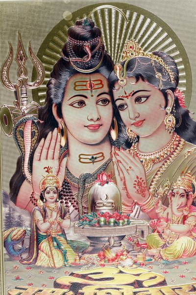 भगवान शिव और देवी पार्वती अपने पुत्र गणेश के साथ। द्वारा . .