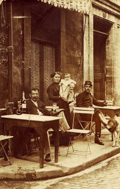 एक कैफ़े की छत पर 1900 के आस-पास एबिन्थ की बोतल पकड़े आदमी द्वारा फ्रेडरिक (एटीआर) बरनार्ड