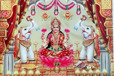 विष्णु की पत्नी लक्ष्मी समृद्धि, सौभाग्य और सौंदर्य की देवी हैं। द्वारा . .
