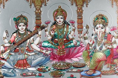 विष्णु की पत्नी लक्ष्मी समृद्धि, सौभाग्य और सौंदर्य की देवी हैं। गणेश। द्वारा . .