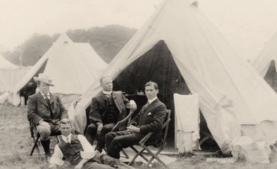 अपने तंबू के बाहर आराम करते पुरुष c.1908 (फोटो) द्वारा . .
