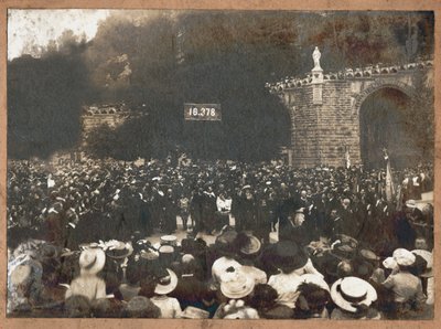 लूर्डेस का तीर्थयात्री। 1910 (बी/डब्ल्यू फोटो) द्वारा . .