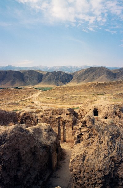 पार्थियन साम्राज्य की राजधानी (यूनेस्को वर्ल्ड हेरिटेज लिस्ट, 2007), तुर्कमेनिस्तान की राजधानी निसा (जिसे पार्थुनिसा के नाम से भी जाना जाता है) के खंडहर। द्वारा डेनियल वैन डेन क्यूबोर्न