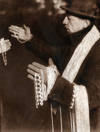 विक्रेता के पास न्यूयॉर्क, संयुक्त राज्य अमेरिका की सड़कों पर एक मोती सेवर है। 1929 (प्रिंट) द्वारा . .