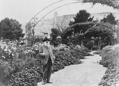 क्लाउडे मोनेट (1840-1926) 1925 में गिवरनी में अपने बगीचे में द्वारा French Photographer