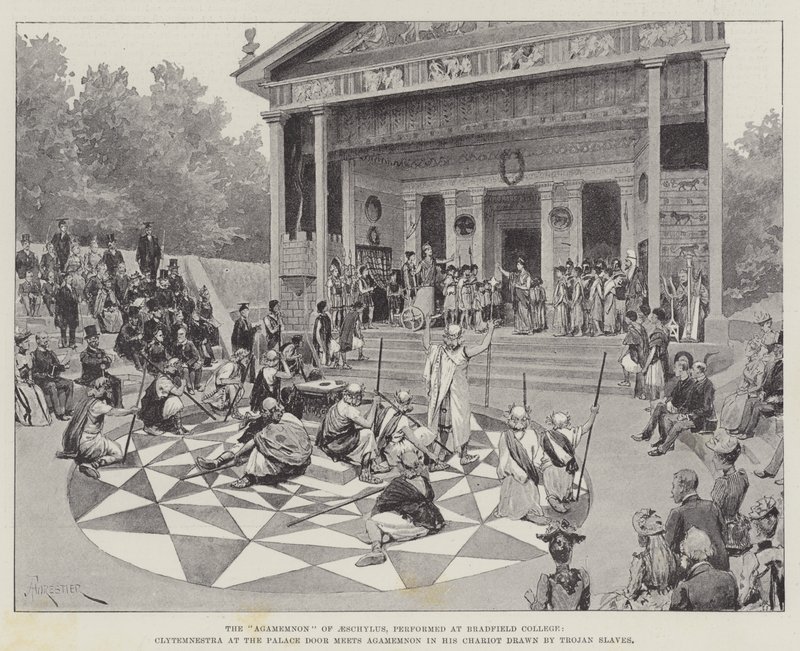 पैलेस के दरवाजे पर ब्रैडफील्ड कॉलेज, क्लाइटेमनेस्ट्रा में प्रदर्शन किया गया एस्किलस का "एगेमेमोन", अपने ट्रोजन स्लेव्स (लिथो) द्वारा खींचे गए रथ में अगामेमोन से मिलता है। द्वारा अमेडी (बाद में) फॉरेस्टियर