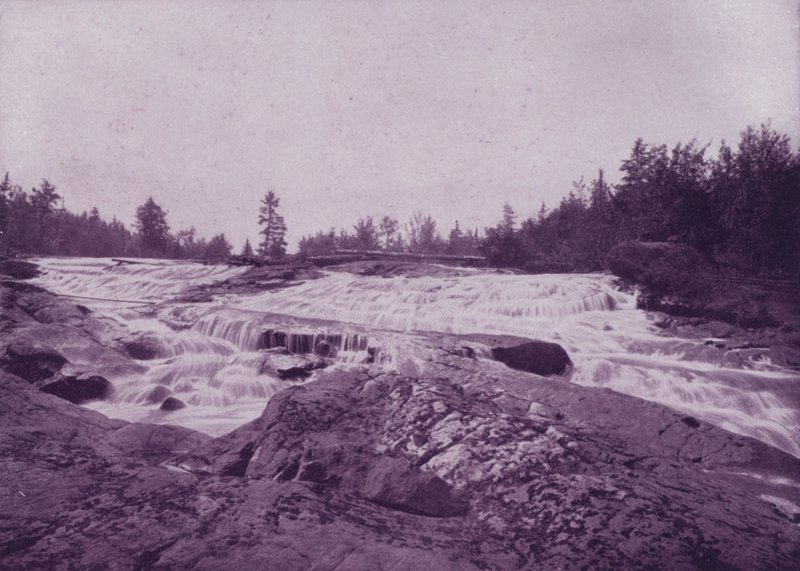 Bogg's River Falls, Adirondacks (b/w photo) द्वारा अमेरिकी फ़ोटोग्राफ़र (बाद में)