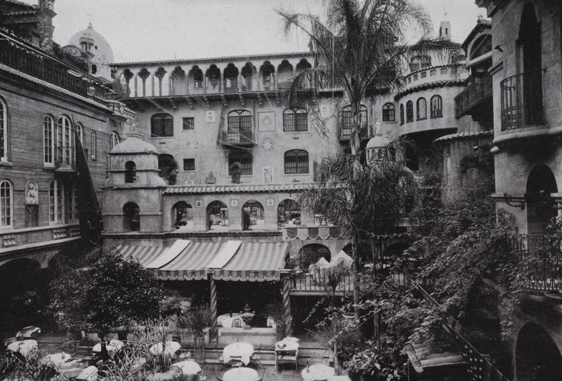 कैलिफ़ोर्निया: रिवरसाइड, ग्लेनवुड मिशन इन का आंगन डाइनिंग रूम (बी/डब्ल्यू फोटो) द्वारा अमेरिकी फ़ोटोग्राफ़र (बाद में)