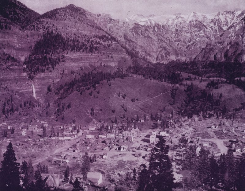 Ouray के शहर, और Ouray पर्वत, कोलोराडो (b/w फोटो) द्वारा अमेरिकी फ़ोटोग्राफ़र (बाद में)
