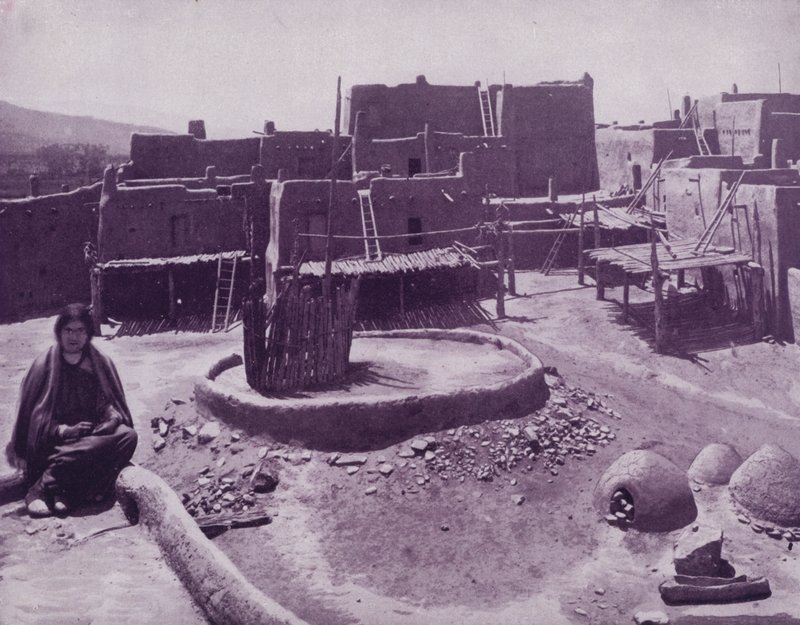 पुएब्लो शहर, एरिज़ोना की आंतरिक अदालत (बी / डब्ल्यू फोटो) द्वारा अमेरिकी फ़ोटोग्राफ़र (बाद में)