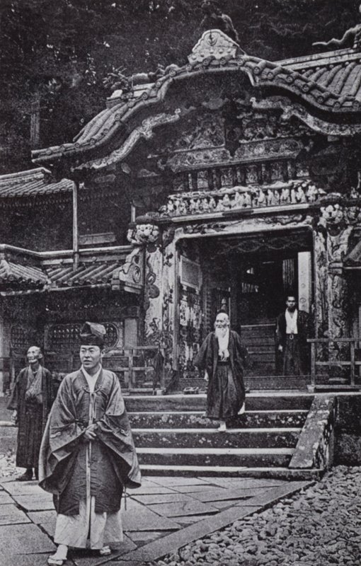 निक्को का मंदिर (बी/डब्ल्यू फोटो) द्वारा अमेरिकी फ़ोटोग्राफ़र (बाद में)