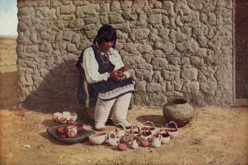 सजा मिट्टी के बर्तनों, Isleta के Pueblo, न्यू मैक्सिको (रंगीन फोटो) द्वारा अमेरिकी फोटोग्राफर