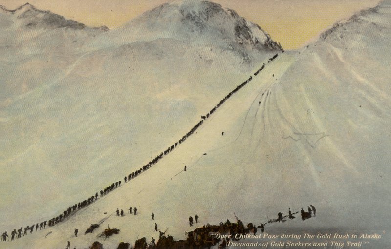 अलास्का गोल्ड रश, 1896-1899 (रंगीन फोटो) के दौरान चिलकूट दर्रे को पार करने वाले स्वर्ण साधक द्वारा अमेरिकी फोटोग्राफर