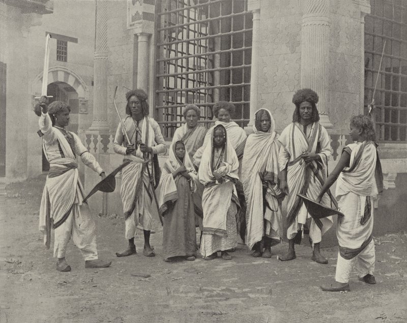 सौडानीज की मंडली द्वारा अमेरिकी फोटोग्राफर