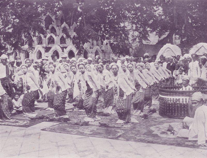 एक बर्मी नृत्य द्वारा अंग्रेजी फोटोग्राफर