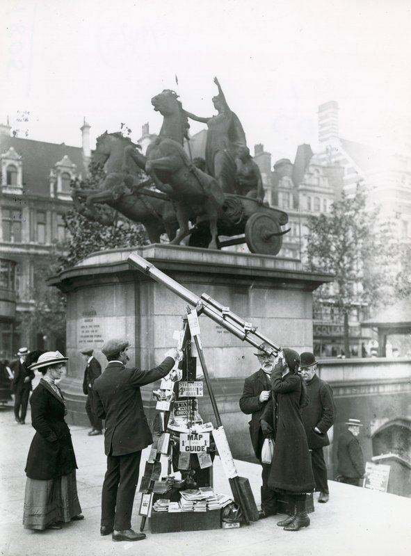 Boadicea मूर्ति द्वारा तटबंध पर बिग बेन देखने के लिए एक दूरबीन द्वारा अंग्रेजी फोटोग्राफर