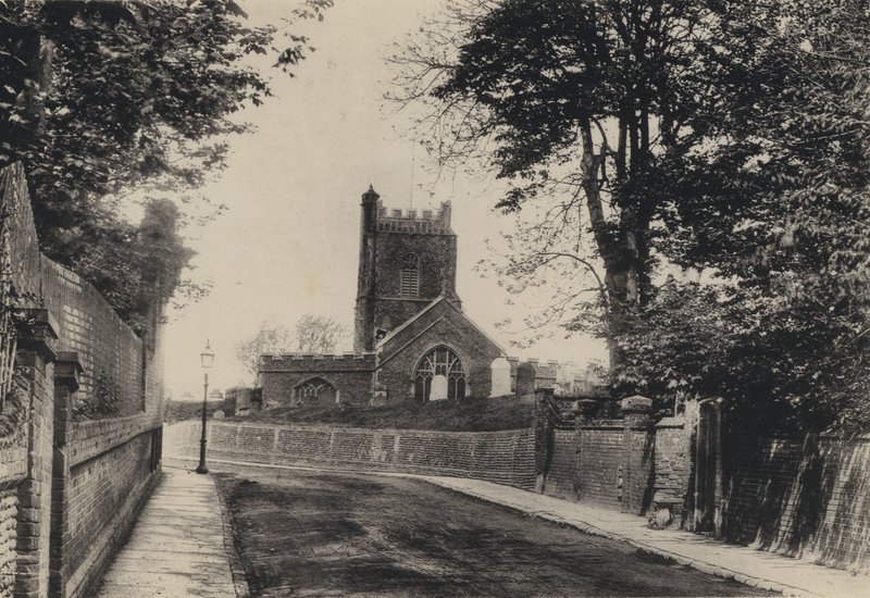 Aldeburgh, चर्च हिल (b/w फोटो) द्वारा अंग्रेजी फोटोग्राफर