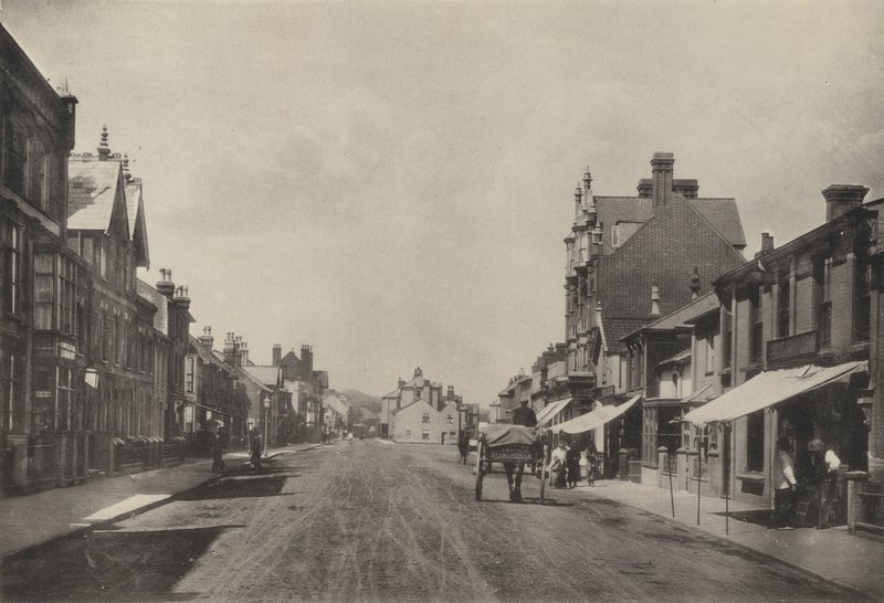 Aldeburgh, हाई स्ट्रीट (b/w फोटो) द्वारा अंग्रेजी फोटोग्राफर