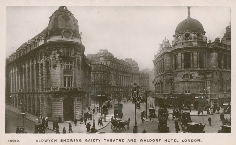 Aldwych में Gaiety Theatre और Waldorf Hotel दिखा रहा है द्वारा अंग्रेजी फोटोग्राफर