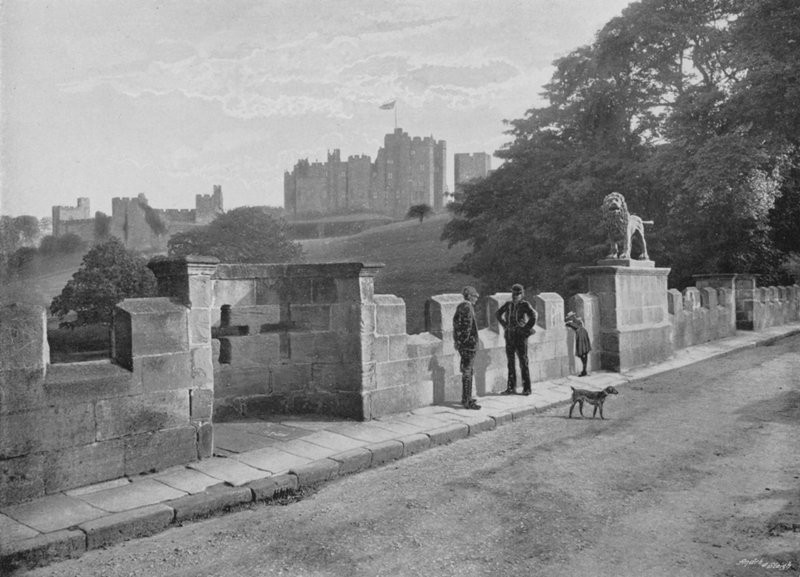 Alnwick, लायन ब्रिज और कैसल द्वारा अंग्रेजी फोटोग्राफर