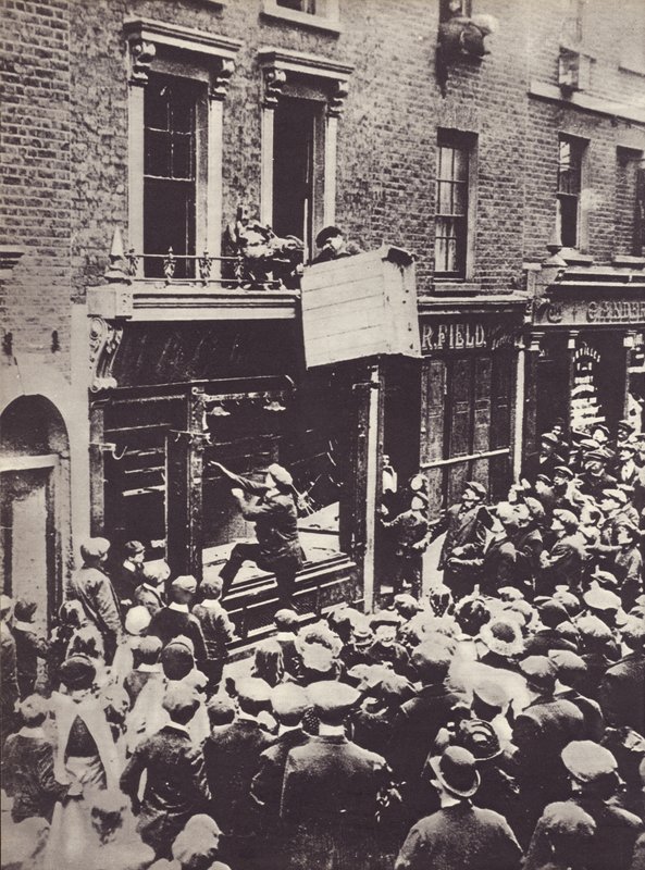 लंदन में जर्मन दुकान पर हमला, 1914 सी द्वारा अंग्रेजी फोटोग्राफर