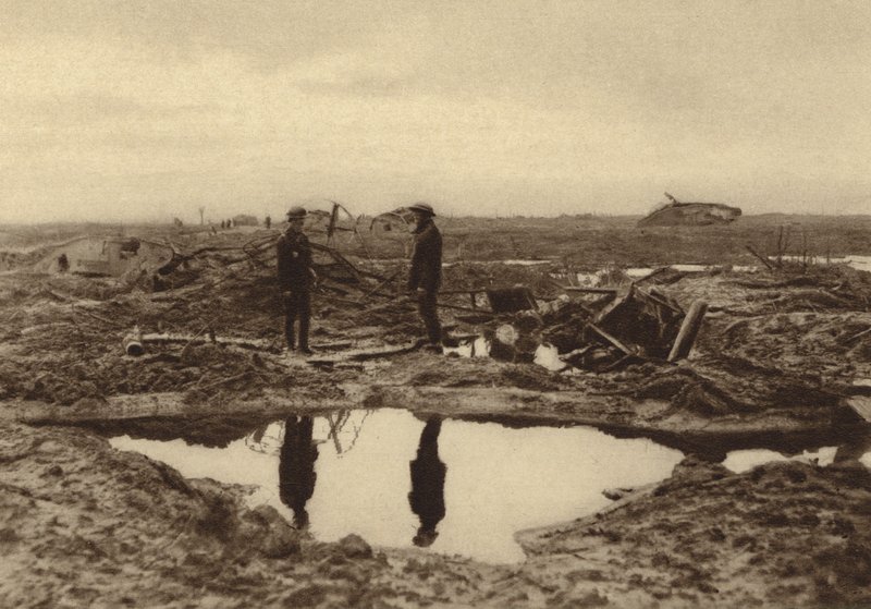 Ypres, बेल्जियम, प्रथम विश्व युद्ध में जर्मन लाइनों तक पहुंचने से पहले ब्रिटिश टैंक कीचड़ में फंस गए द्वारा अंग्रेजी फोटोग्राफर
