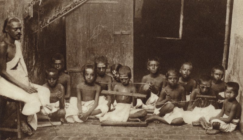 भारत के एक स्कूल में बच्चे और उनके शिक्षक (b/w फोटो) द्वारा अंग्रेजी फोटोग्राफर