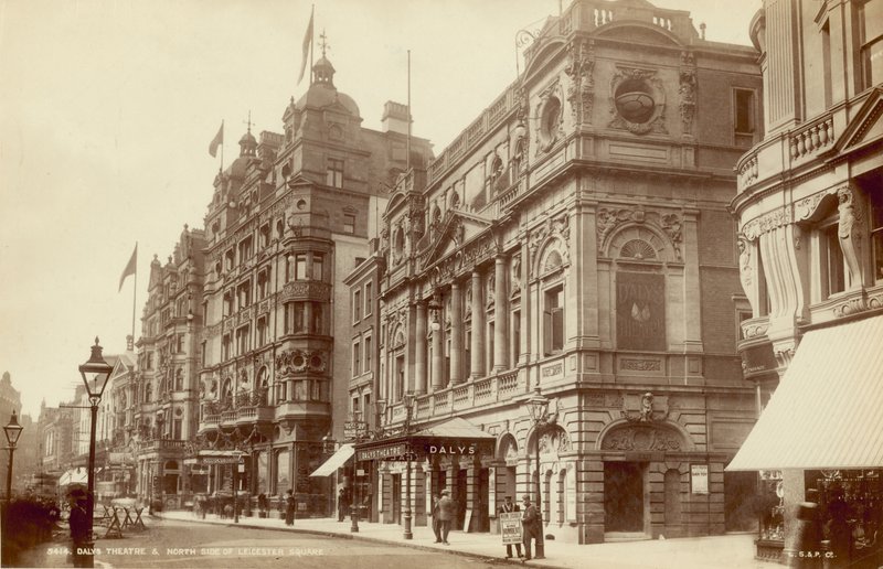 Dalys Theatre और लीसेस्टर स्क्वायर, लंदन के उत्तर की ओर द्वारा अंग्रेजी फोटोग्राफर