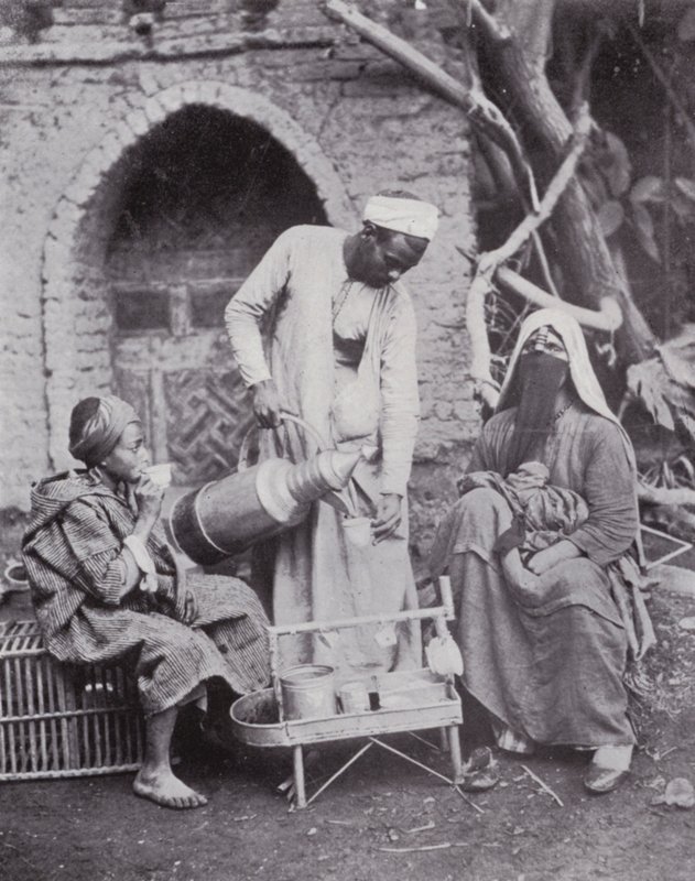 मिस्र: काहिरा की सड़कों पर तुर्की कॉफी परोसना (b/w फोटो) द्वारा अंग्रेजी फोटोग्राफर