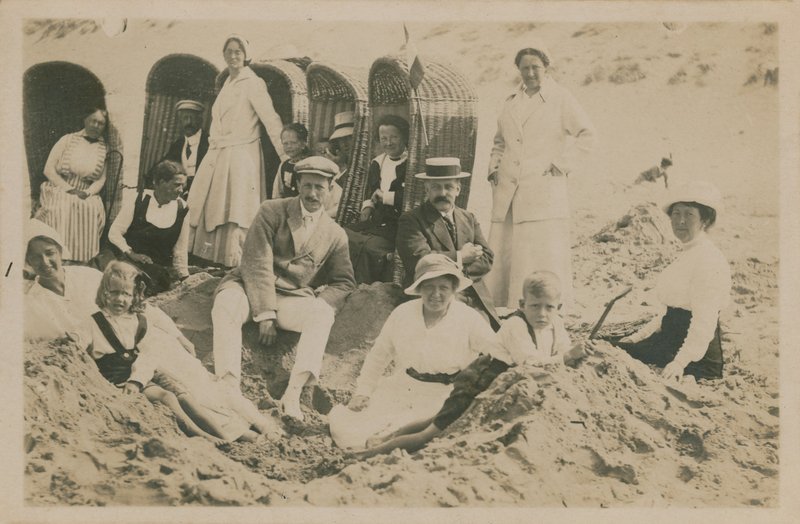 समुद्र किनारे परिवार। 1913 में पोस्टकार्ड भेजा गया। द्वारा अंग्रेजी फोटोग्राफर