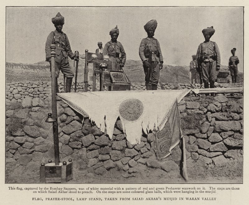 झंडा, प्रार्थना-स्टूल; लैंप स्टैंड; वारन घाटी में सईद अकबर मुसजीद से लिया गया द्वारा अंग्रेजी फोटोग्राफर