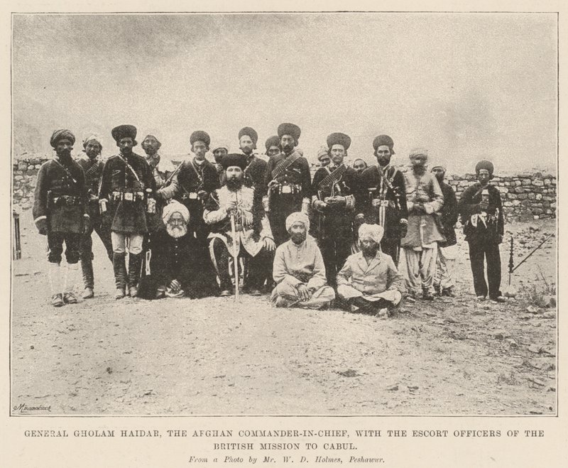 जनरल ग़ोलम हैदर, अफगान कमांडर-इन-चीफ़, कैबुल को ब्रिटिश मिशन के एस्कॉर्ट अधिकारियों के साथ द्वारा अंग्रेजी फोटोग्राफर