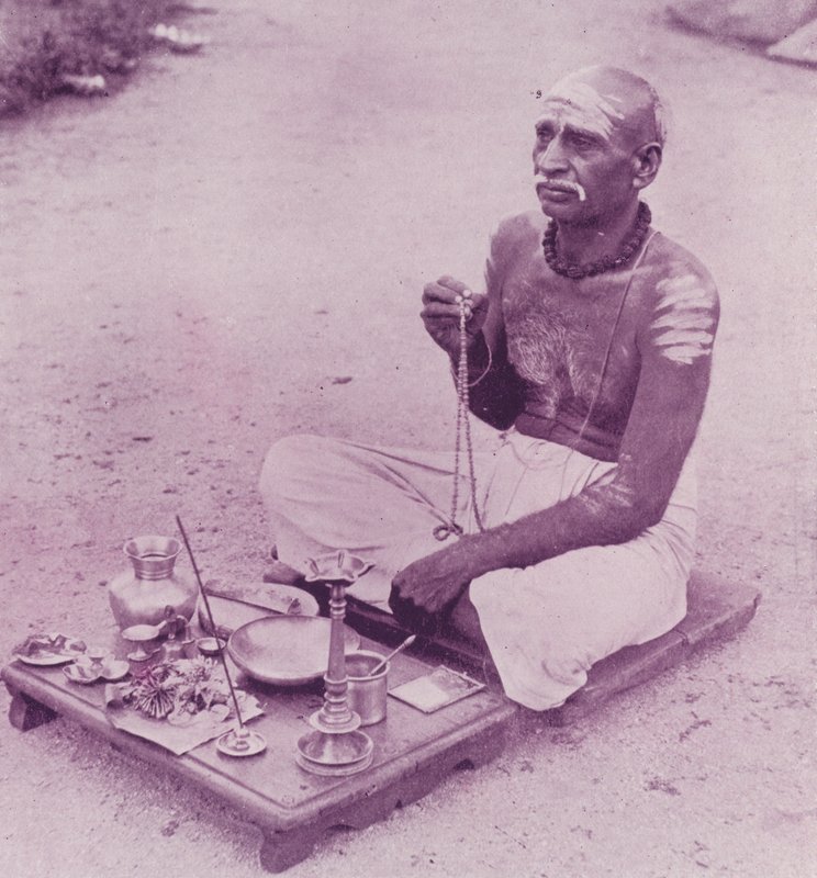 अपने भक्तों में हिंदू पुजारी द्वारा अंग्रेजी फोटोग्राफर