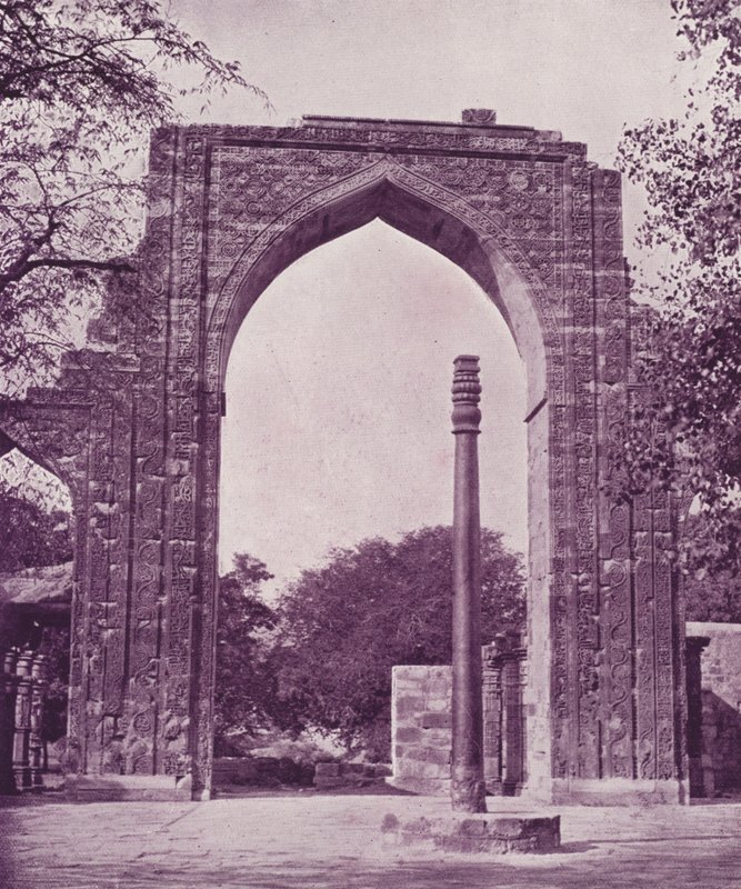 लौह स्तंभ और महान आर्क, दिल्ली द्वारा अंग्रेजी फोटोग्राफर