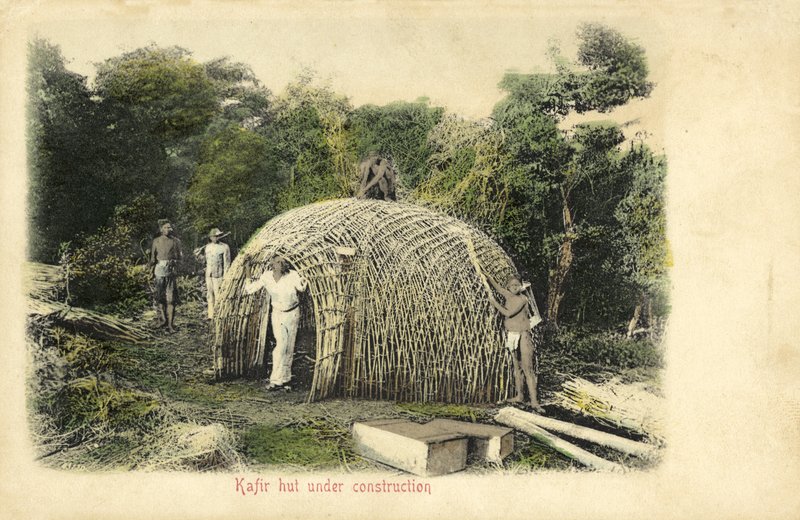 निर्माणाधीन झोपड़ी (रंगीन फोटो) द्वारा अंग्रेजी फोटोग्राफर