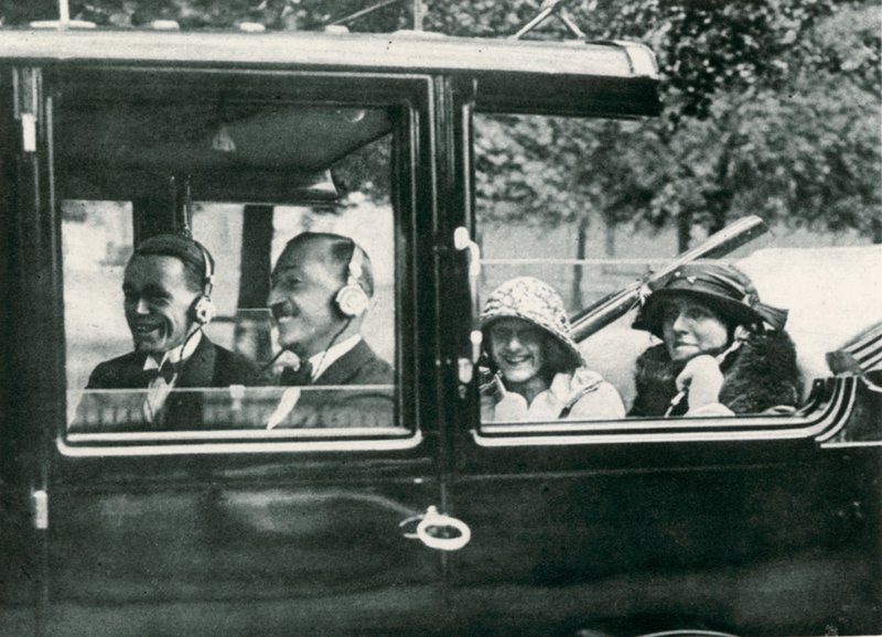 रेडियो ऑन द रोड, 1923 द्वारा अंग्रेजी फोटोग्राफर