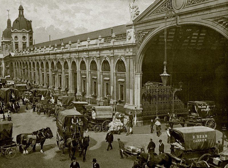 स्मिथफील्ड मार्केट, लंदन: अर्ली मॉर्निंग (बी/डब्ल्यू फोटो) द्वारा अंग्रेजी फोटोग्राफर